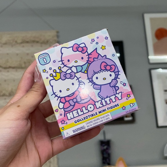 Hello Kitty Collectible Figure - Picture 3 of 4